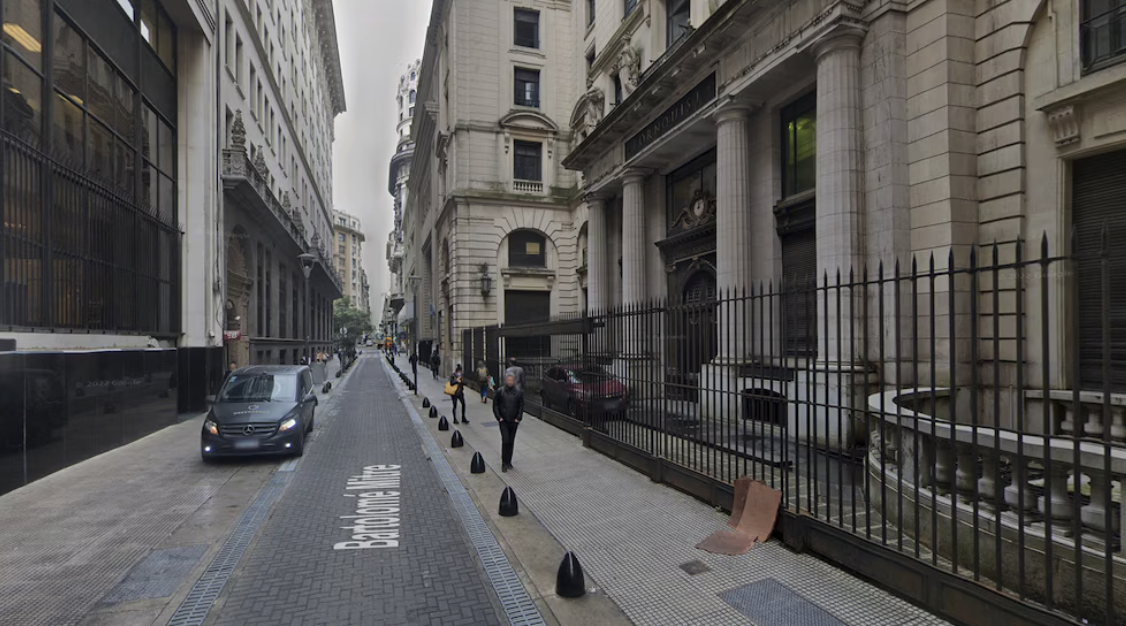 Vista de calle Bartolomé Mitre en el microcentro con arquitectura histórica